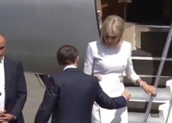 Video/ Episod i ri mes Macron dhe Brigitte, Zonja e parë e Francës nuk i jep dorën bashkëshortit teksa ajo zbret nga avioni në Londër