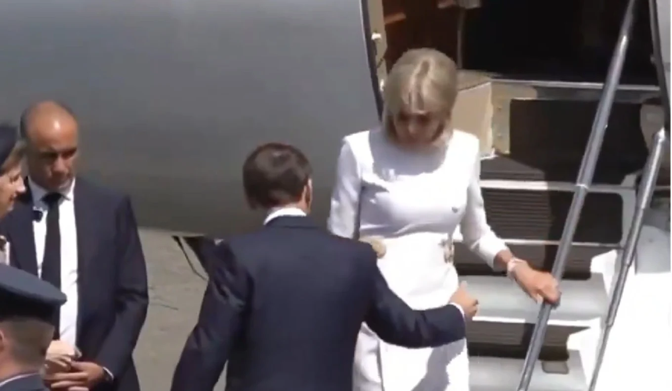 Video/ Episod i ri mes Macron dhe Brigitte, Zonja e parë e Francës nuk i jep dorën bashkëshortit teksa ajo zbret nga avioni në Londër