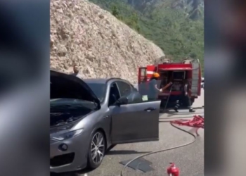 “Maserati” shpërthen në flakë gjatë daljes nga tuneli i Skërficës, vetëm dëme materiale (FOTO)