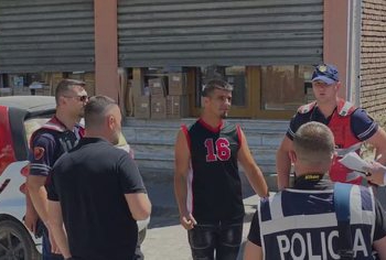 E vrau dhe më pas i vuri zjarrin banesës për të zhdukur gjurmët/ Shoqërohet autori i dyshuar i ngjarjes në Pogradec