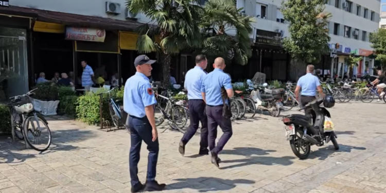 VIDEO / “5 ditë kohë ose i shembim”, aksion për lirimin e hapësirave publike në Shkodër