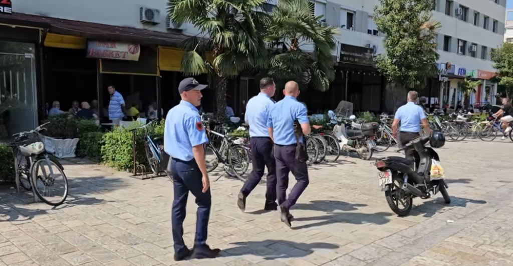 VIDEO / “5 ditë kohë ose i shembim”, aksion për lirimin e hapësirave publike në Shkodër