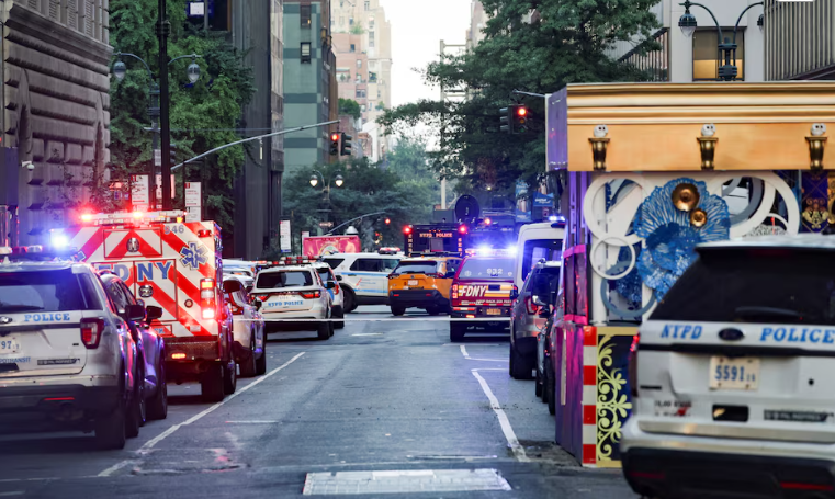Të shtëna me armë në zemër të Nju Jorkut, vriten katër persona, mes tyre dhe një polic