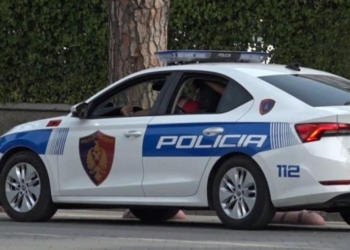 Dyshime se kishte armë zjarri, policia vihet në ndjekje të një automjeti në rrugën “Myslym Shyri”