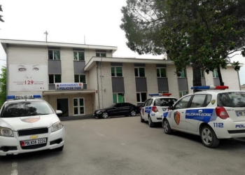 Krim tronditës/ 26-vjeçarja në Fier mbyt babanë me tel dhe e kallëzon në polici si aksidentale, u ndihmua nga e ëma