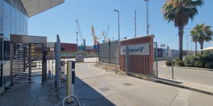“Pa bukë e ujë…”, 9 marinarë të huaj prej muajsh të bllokuar në Portin e Durrësit
