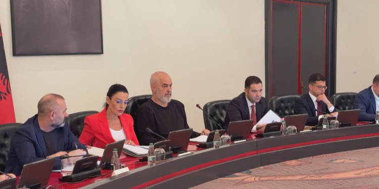 Rama ndëshkon kryebashkiakët, çdo leje ndërtimi mbi 6 kate kërkon firmën e kryeministrit