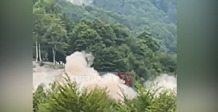 Video/ Shembet ndërtesa e fundit në Theth, shpërthimi i komanduar përmbyll aksionin ndaj objekteve pa leje 