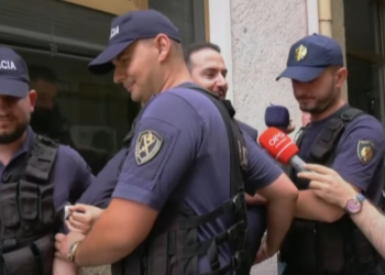 U lirua nga qelia pas 10 muajsh në burg, Ervin Salianji del nga gjykata, ja çfarë deklaroi për mediat