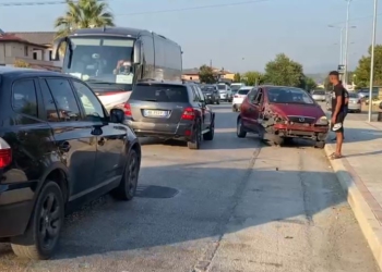 Aksident në aksin rrugor Elbasan-Peqin, përplasen dy makina, plagosen drejtuesit