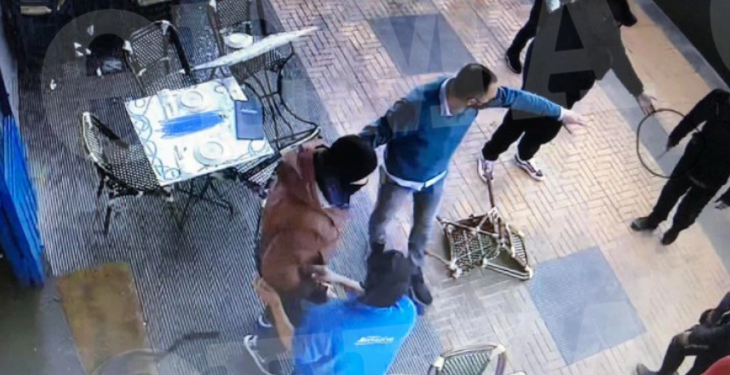 Të rinjtë rrihen me shkopa bejsbolli në Tiranë, një në gjendje të rëndë