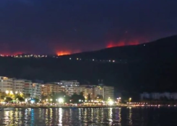 Skuqet nga flakët maja e malit Shashicë, zjarri po i afrohet shtëpive të banuara
