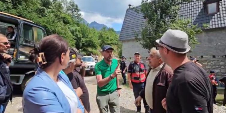 Sulmi me molotov, përfaqësuesi i IKMT debat me banorët: S’ka Zot të vrasë punonjësit e shtetit