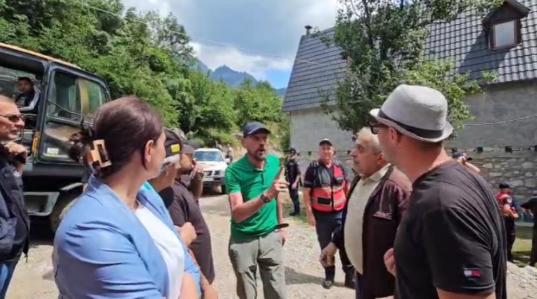 Sulmi me molotov, përfaqësuesi i IKMT debat me banorët: S’ka Zot të vrasë punonjësit e shtetit