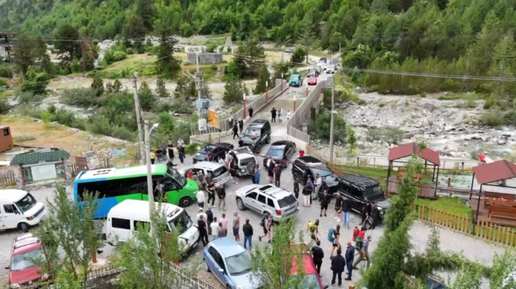 Incident në Theth/ Disa persona gjuajnë me molotovë fadromat e IKMT