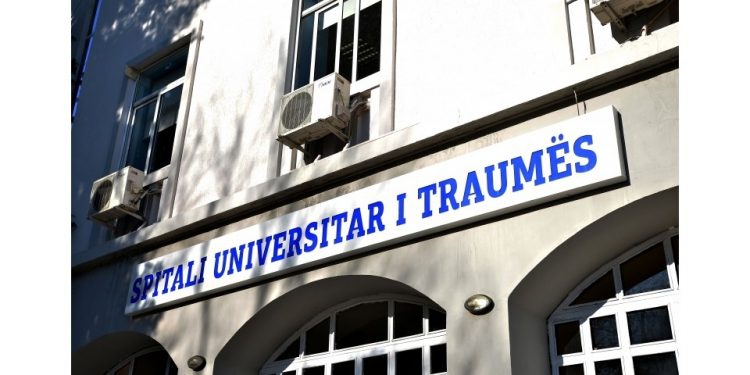 Fëmija 2-vjeçar rrëzohet në këndin e lojërave, dërgohet me urgjencë në spitalin e Traumës