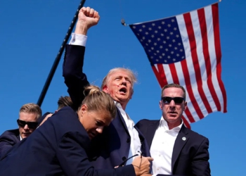 “Lufto, lufto, lufto”/ Një vit nga atentati kundër Donald Trump, si i shpëtoi vdekjes presidenti i SHBA-ve