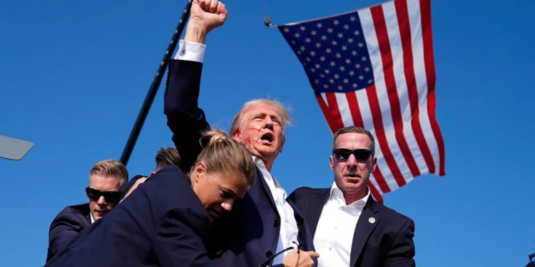 “Lufto, lufto, lufto”/ Një vit nga atentati kundër Donald Trump, si i shpëtoi vdekjes presidenti i SHBA-ve