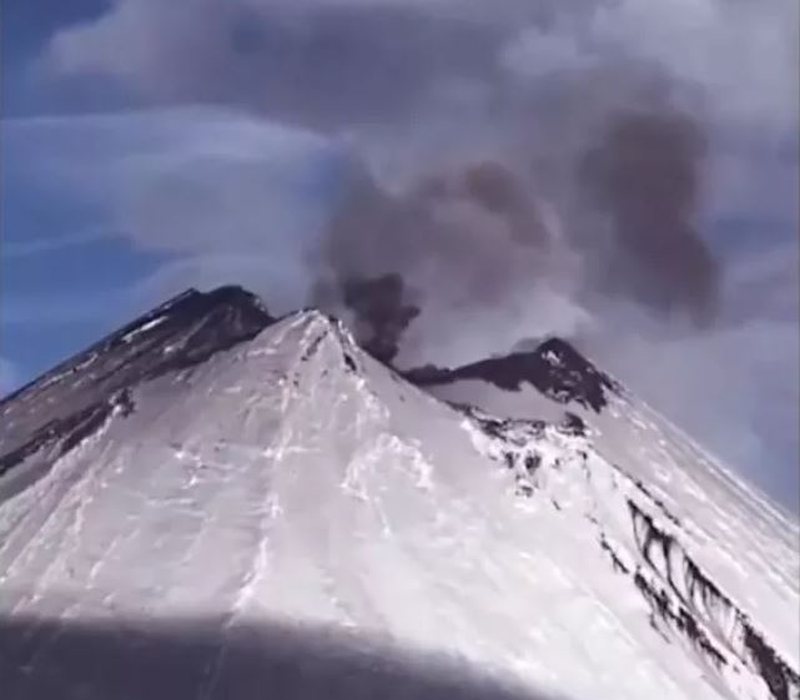 Aktivizohet vullkani më i madh në Rusi pas lëkundjeve të tërmetit 8.8 ballësh në Kamchatka (VIDEO)