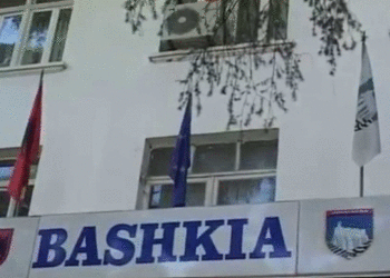 “Fshesa” mbërrin në Gjirokastër, 7 administratorë paraqesin dorëheqjet