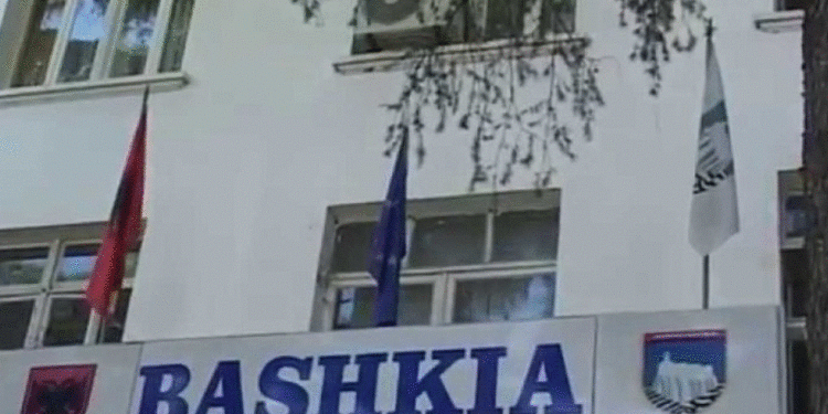 “Fshesa” mbërrin në Gjirokastër, 7 administratorë paraqesin dorëheqjet