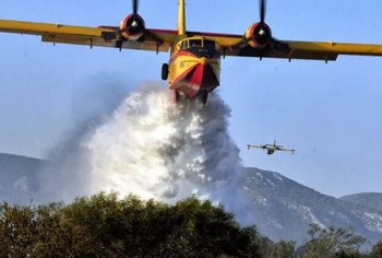 Greqia i vjen në ndihmë Shqipërisë, dy avionë Canadair ndihmojnë për shuarjen e zjarrit në Dukat