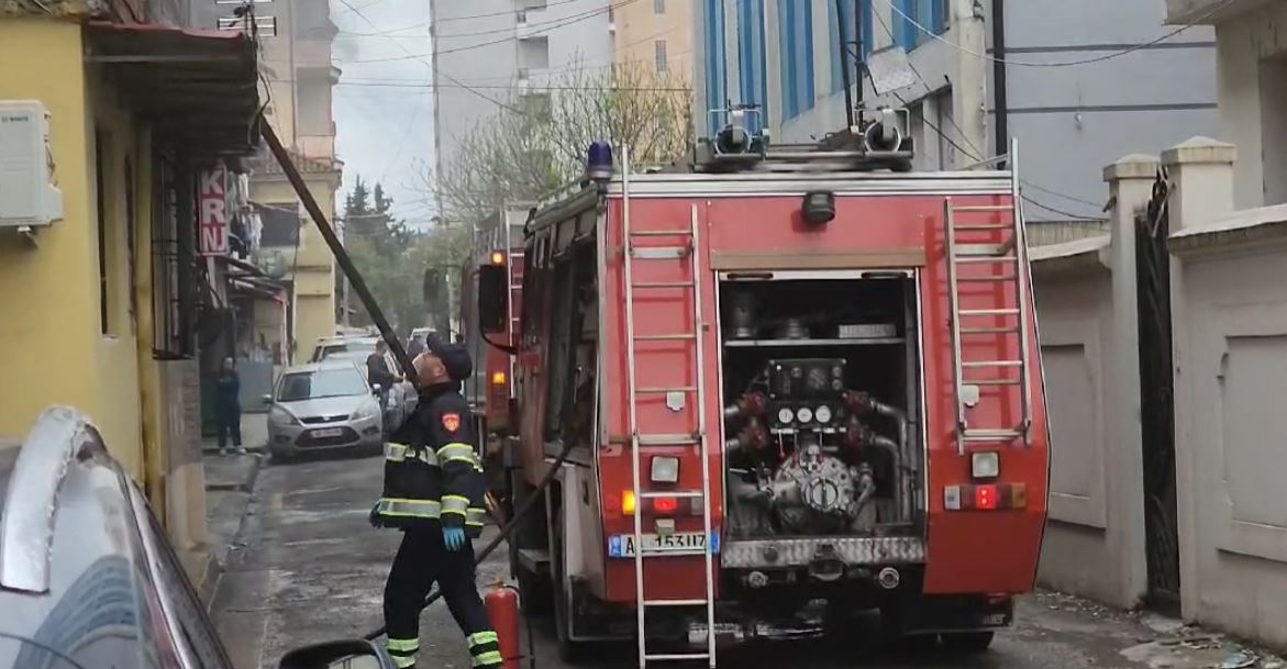 Përfshihet nga flakët e zjarrit një banesë në Pogradec, shpëton mrekullisht familja