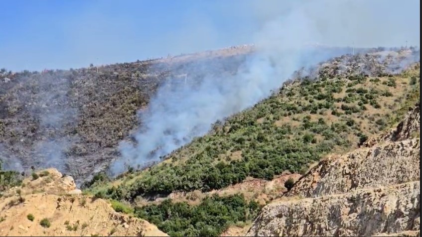 Vijon “beteja” me zjarret, flakët përhapen me shpejtësi edhe në Bypass-in e Vlorës