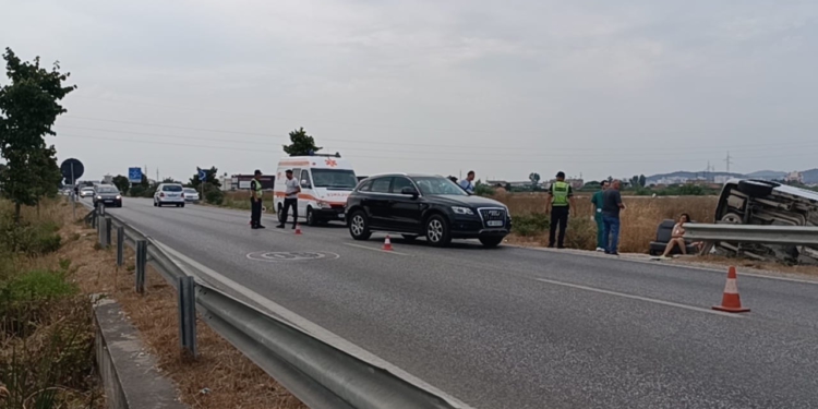 Aksident në aksin Lushnjë-Berat, automjeti përplaset me furgonin, përfundon në spital pasagjeri