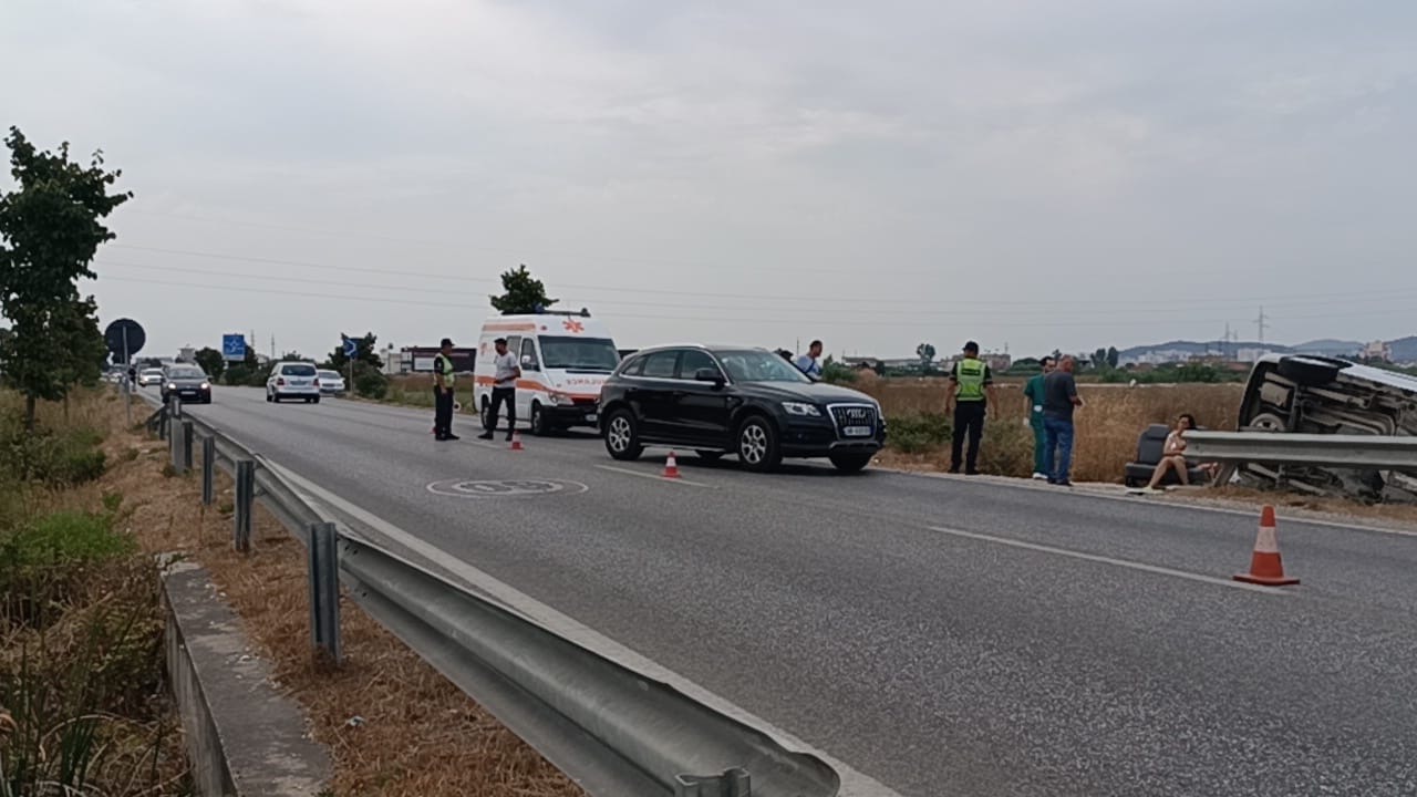 Aksident në aksin Lushnjë-Berat, automjeti përplaset me furgonin, përfundon në spital pasagjeri