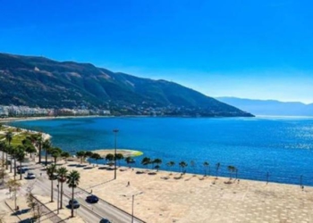 Aksident buzë detit në Vlorë, makina hyn në rrethimin e vilës qeveritare