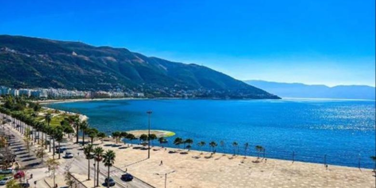Aksident buzë detit në Vlorë, makina hyn në rrethimin e vilës qeveritare