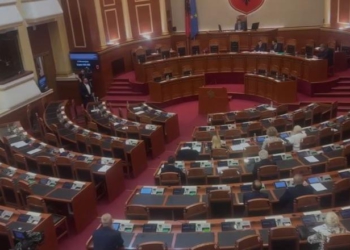 Fund i vakët i Parlamentit, por deputetët mbushin xhepat! Për qershorin, 300 mijë euro paga, mbi 220 mijë euro dietat