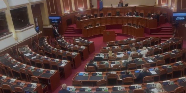 Fund i vakët i Parlamentit, por deputetët mbushin xhepat! Për qershorin, 300 mijë euro paga, mbi 220 mijë euro dietat