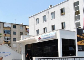 Goditën me sende të forta 21-vjeçarin pas sherrit në rrjete sociale, vihen në pranga tre të rinj në Tiranë