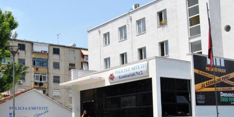 Goditën me sende të forta 21-vjeçarin pas sherrit në rrjete sociale, vihen në pranga tre të rinj në Tiranë