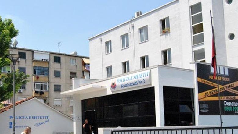 Goditën me sende të forta 21-vjeçarin pas sherrit në rrjete sociale, vihen në pranga tre të rinj në Tiranë