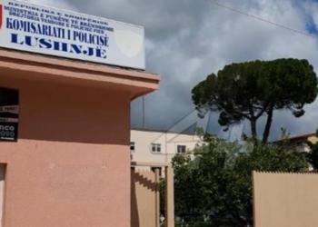 Pronari i lokalit qëllon me armë zjarri drejt klientit në Lushnje, shpallet në kërkim