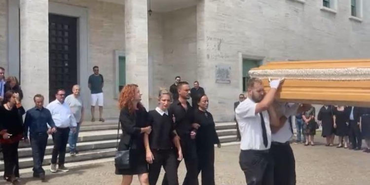 Mbyllen homazhet, gazetari Artur Zheji përcillet për në banesën e fundit