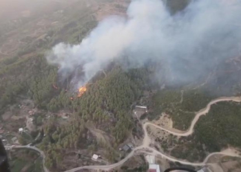 VIDEOLAJM/ Brenda helikopterit që shuan zjarret, si paraqitet situata në Vlorë dhe Skrapar