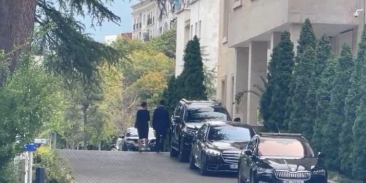 Rama vijon takimet në zyrën e tij! Çfarë pritet të ndodhë sot?