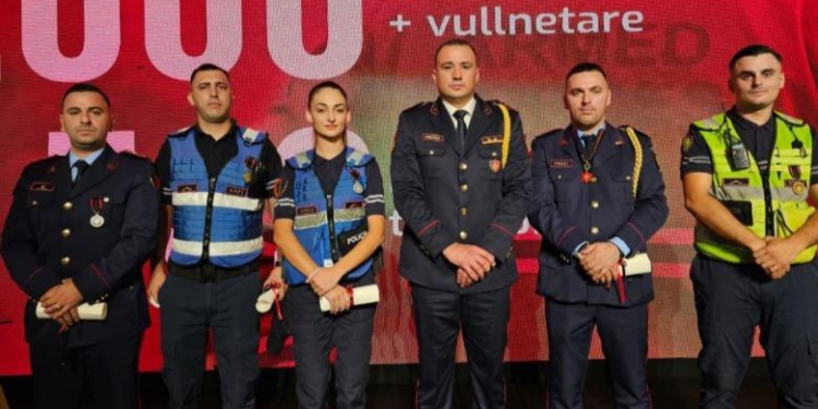Rama dekoroi 5 policë për guximin në shuarjen e zjarreve, Proda: Shembulli që na bën krenarë të gjithëve