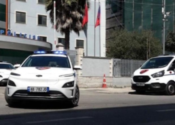 Policia aksion në Durrës/ Shoqërohen disa persona, identifikohen dy prej tyre