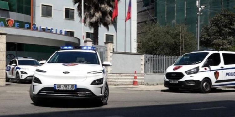 Policia aksion në Durrës/ Shoqërohen disa persona, identifikohen dy prej tyre