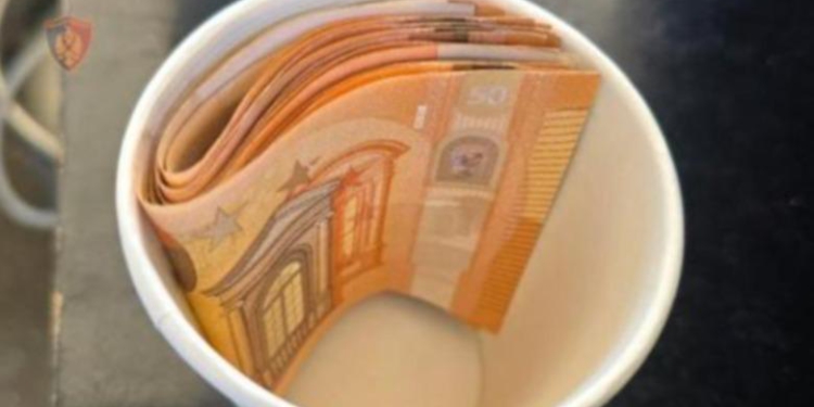 Eurot në gotën e kafesë për të mos hequr tendën e një lokali, vetëdorëzohet në polici punonjësi i IMT-së, Klajdi Zhilla