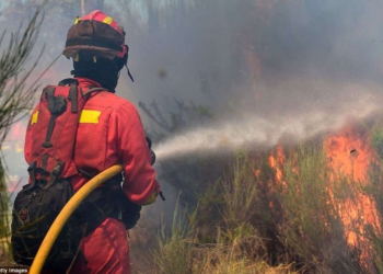  Vatër e re zjarri në Finiq, rrezikohen edhe banesat! Helikopteri në aksion për shuarjen nga ajri