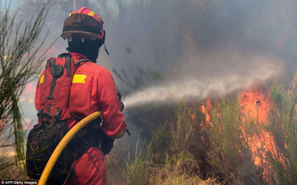  Vatër e re zjarri në Finiq, rrezikohen edhe banesat! Helikopteri në aksion për shuarjen nga ajri