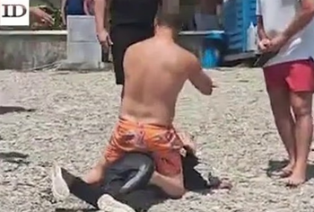 Skena të rënda në Spanjë, vendasit gjuajnë dhe kapin emigrantët që mbërrijnë me gomone