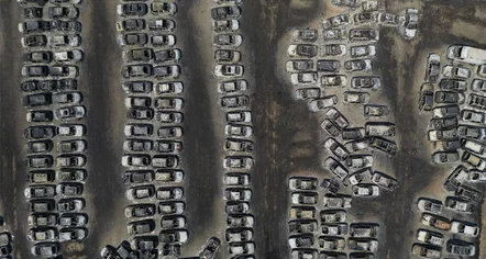 Pamje apokaliptike nga zjarret në Greqi, shkrumbohet parkingu me qindra makina
