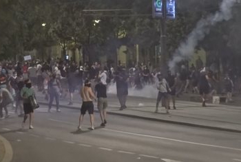 “Policët po plagosen çdo ditë”, Vuçiç përballet me protestat më të mëdha në Beograd